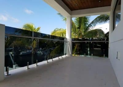 Baranda de vidrio largo – Balcones con vidrio gris Tonic Key